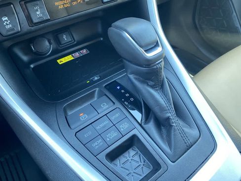 Used 2022 Toyota RAV4 XLE Premium image 19