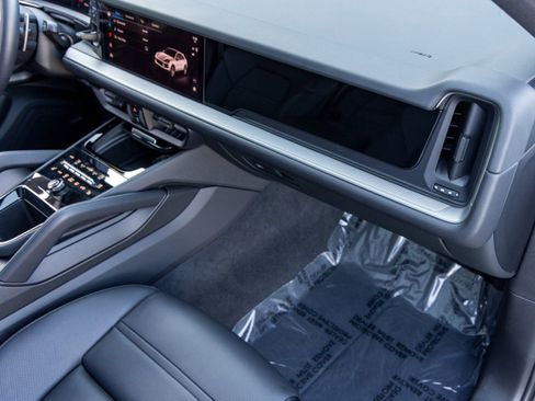 Certified 2025 Porsche Cayenne Coupe image 52