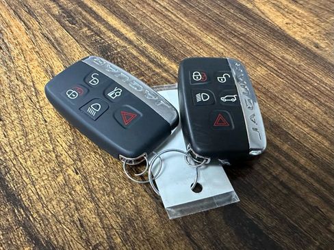 Used 2018 Jaguar F-PACE S image 33