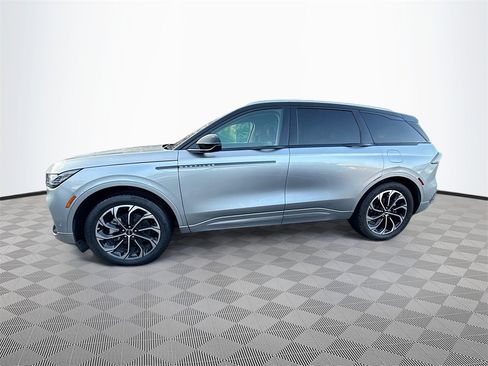 Used 2024 Lincoln Nautilus Reserve image 9