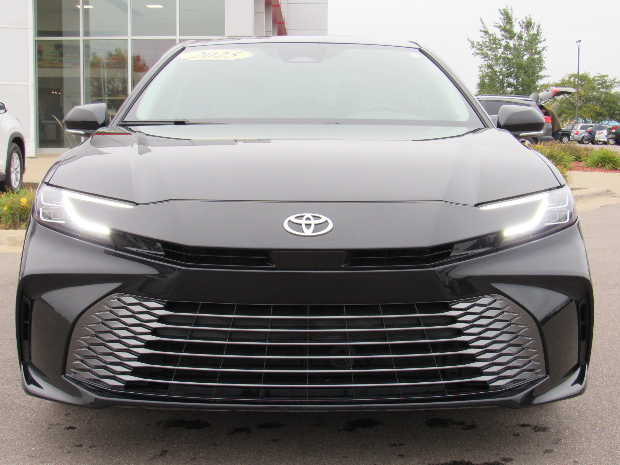 Used 2025 Toyota Camry XLE FWD image 3