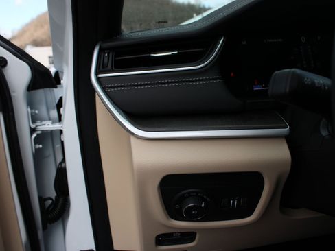 New 2025 Jeep Grand Cherokee Limited image 18