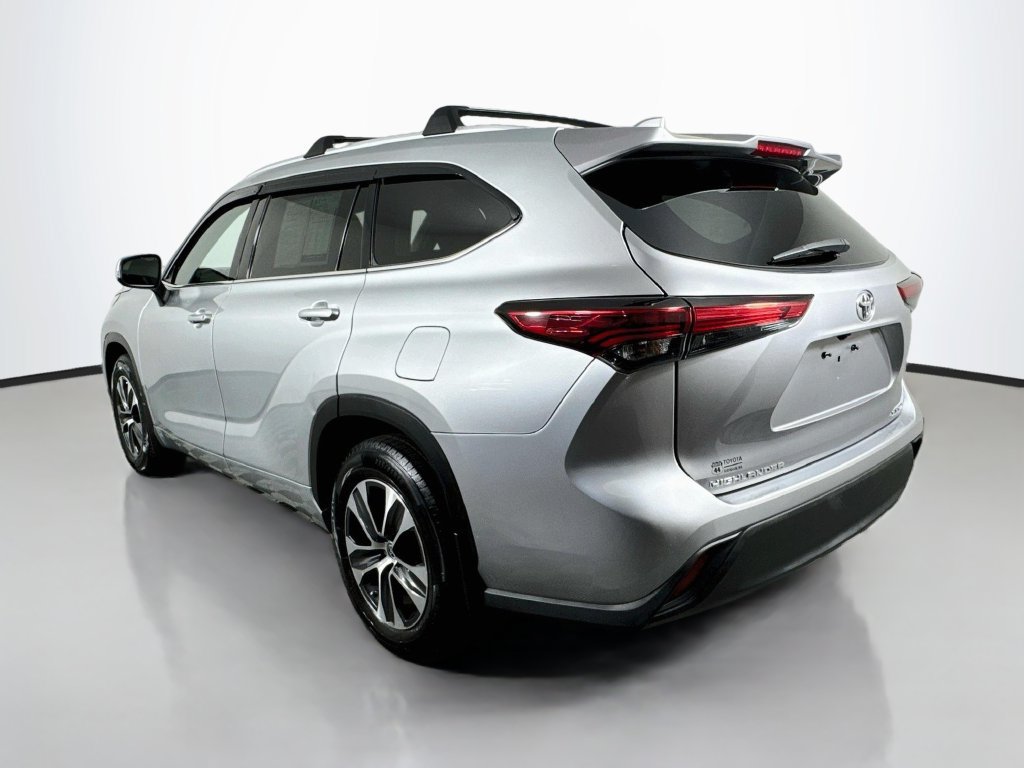 Used 2022 Toyota Highlander XLE AWD/4WD image 6