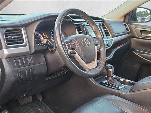 Used 2016 Toyota Highlander XLE FWD image 4