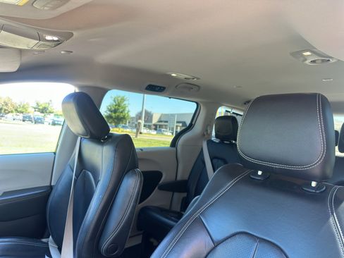 Used 2022 Chrysler Pacifica Touring-L FWD image 21