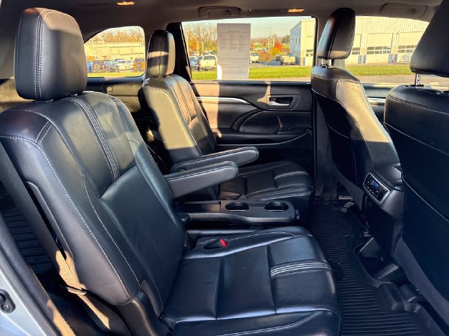 Used 2017 Toyota Highlander SE AWD/4WD image 14