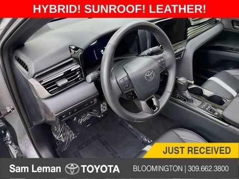 Used 2025 Toyota Camry SE image 9
