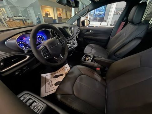 New 2027 Chrysler Pacifica Select FWD image 8
