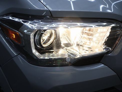 Used 2019 Toyota Tacoma TRD Sport image 24