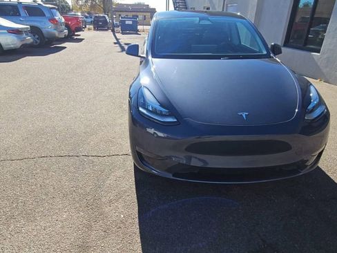 Used 2023 Tesla Model Y Performance image 2