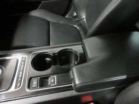 Used 2017 Jaguar XE Premium image 19