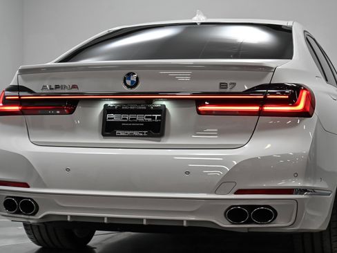 Used 2022 BMW ALPINA B7 xDrive w/ Luxury Rear Seating Package image 65