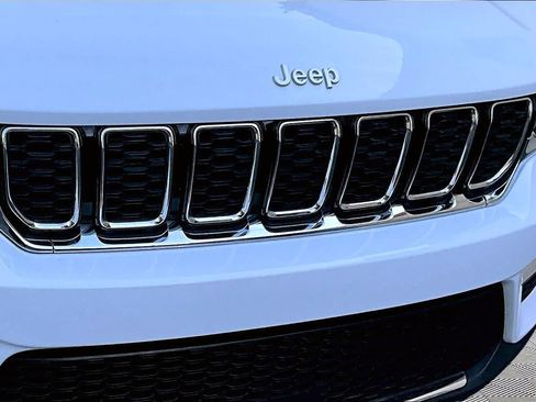 Used 2025 Jeep Grand Cherokee Limited AWD/4WD image 28