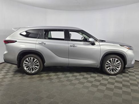 Used 2024 Toyota Highlander Platinum image 11