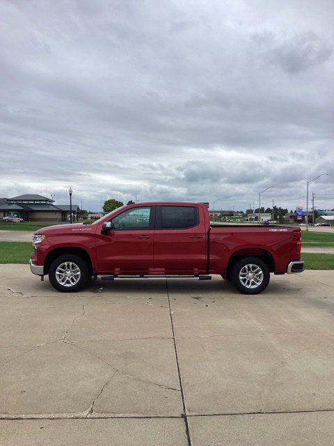 Used 2023 Chevrolet Silverado 1500 LT AWD/4WD image 2