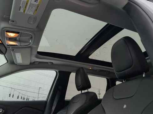 Used 2021 Jeep Cherokee Limited image 24