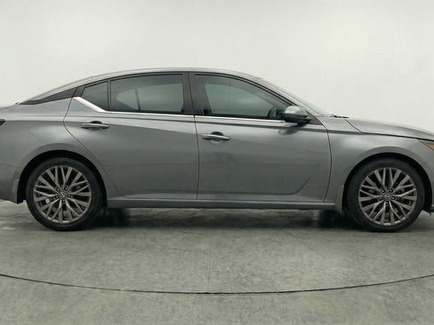 Used 2025 Nissan Altima 2.5 SV image 11