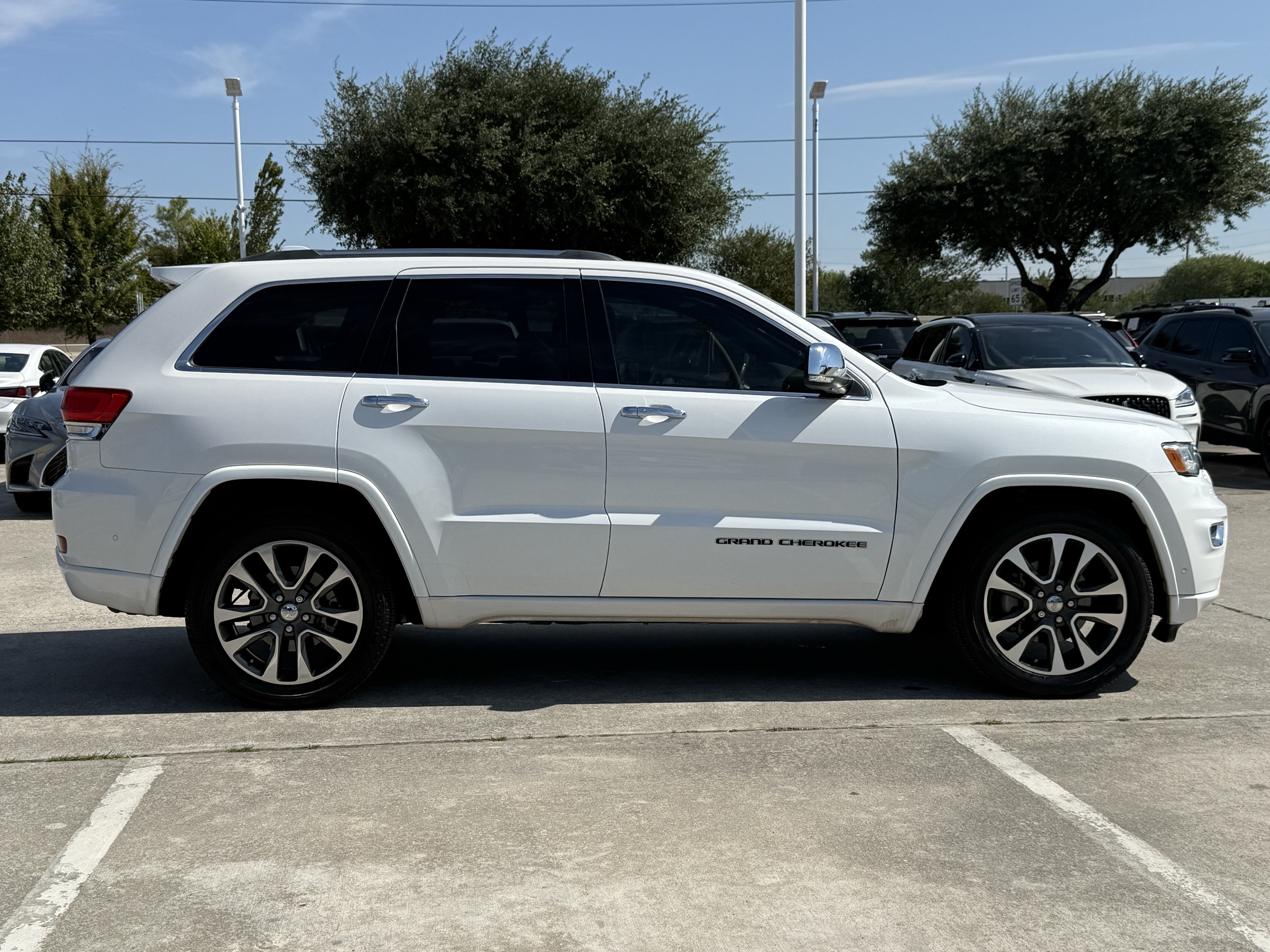 Used 2018 Jeep Grand Cherokee Overland RWD image 3