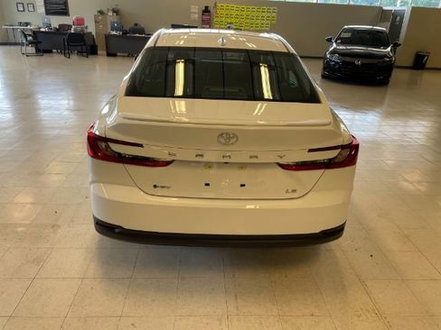 Used 2025 Toyota Camry LE w/ Convenience Package FWD image 4