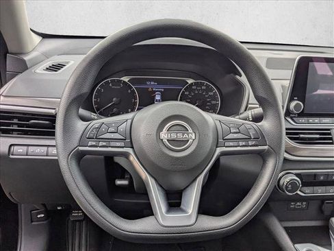 Used 2025 Nissan Altima 2.5 SV image 11