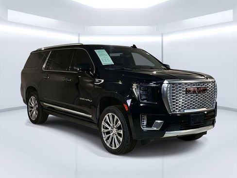 Used 2022 GMC Yukon XL Denali w/ Denali Ultimate Package AWD/4WD image 3