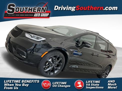 Used 2025 Chrysler Pacifica Limited FWD image 1