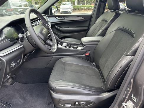 New 2025 Jeep Grand Cherokee Altitude image 9