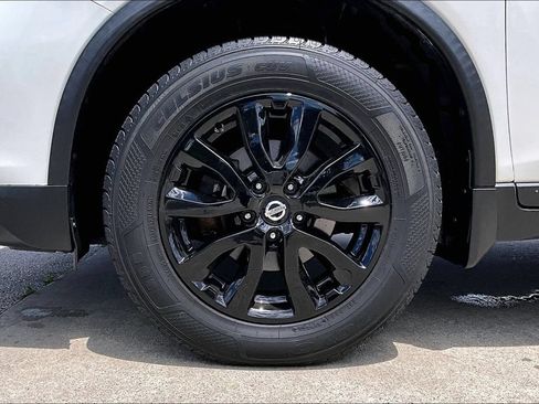 Used 2017 Nissan Rogue SV AWD/4WD image 10