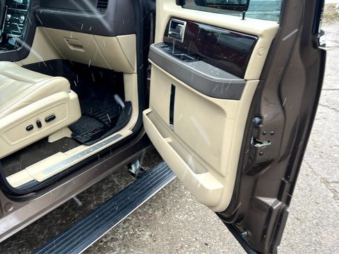 Used 2016 Lincoln Navigator Reserve image 18