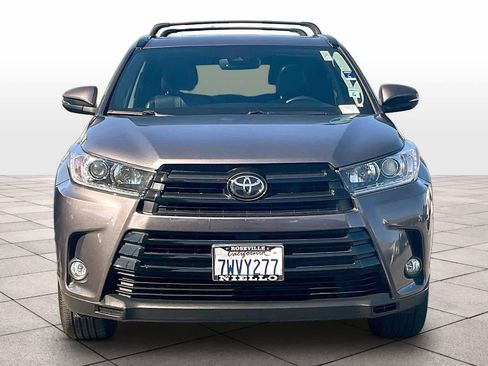 Used 2017 Toyota Highlander SE image 3