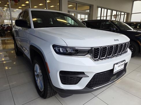 Used 2025 Jeep Grand Cherokee Laredo X image 6