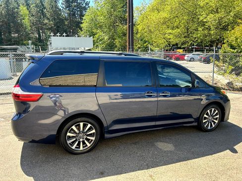 Used 2018 Toyota Sienna XLE image 4