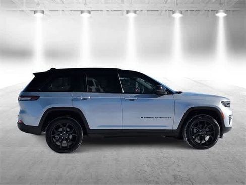 New 2025 Jeep Grand Cherokee Limited image 9