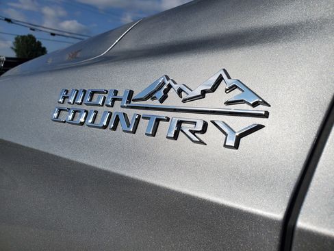 New 2025 Chevrolet Suburban High Country image 32