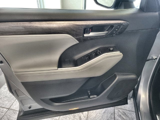 Used 2024 Toyota Highlander Platinum AWD/4WD image 13