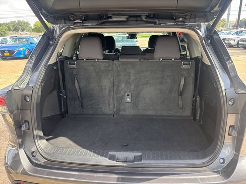 Used 2025 Toyota Highlander LE FWD image 33