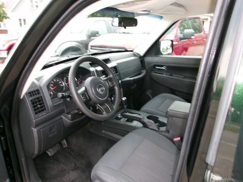 Used 2012 Jeep Liberty Sport AWD/4WD image 5