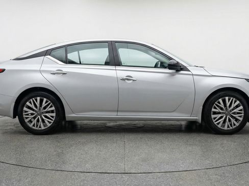 Used 2025 Nissan Altima 2.5 SV image 11
