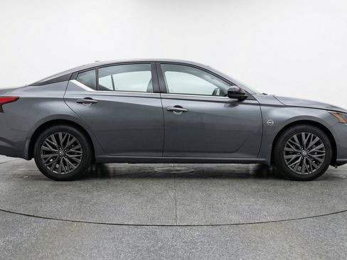 Used 2025 Nissan Altima 2.5 SV image 11