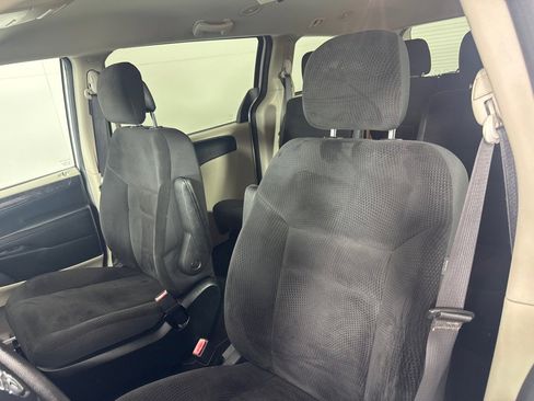 Used 2018 Dodge Grand Caravan SE w/ UConnect Hands-Free Group image 14