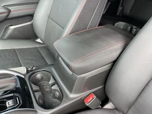 Used 2025 Chevrolet Colorado Z71 w/ Technology Package AWD/4WD image 21