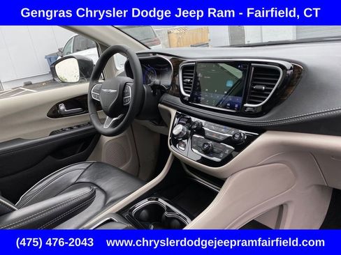 Certified 2024 Chrysler Pacifica Limited FWD image 41
