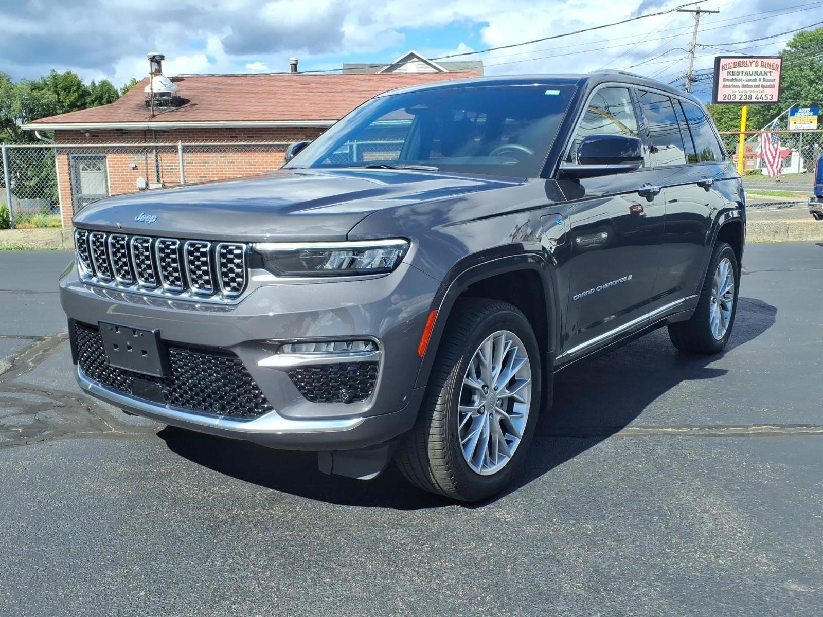 Used 2023 Jeep Grand Cherokee Summit w/ Luxury Tech Group V AWD/4WD image 2