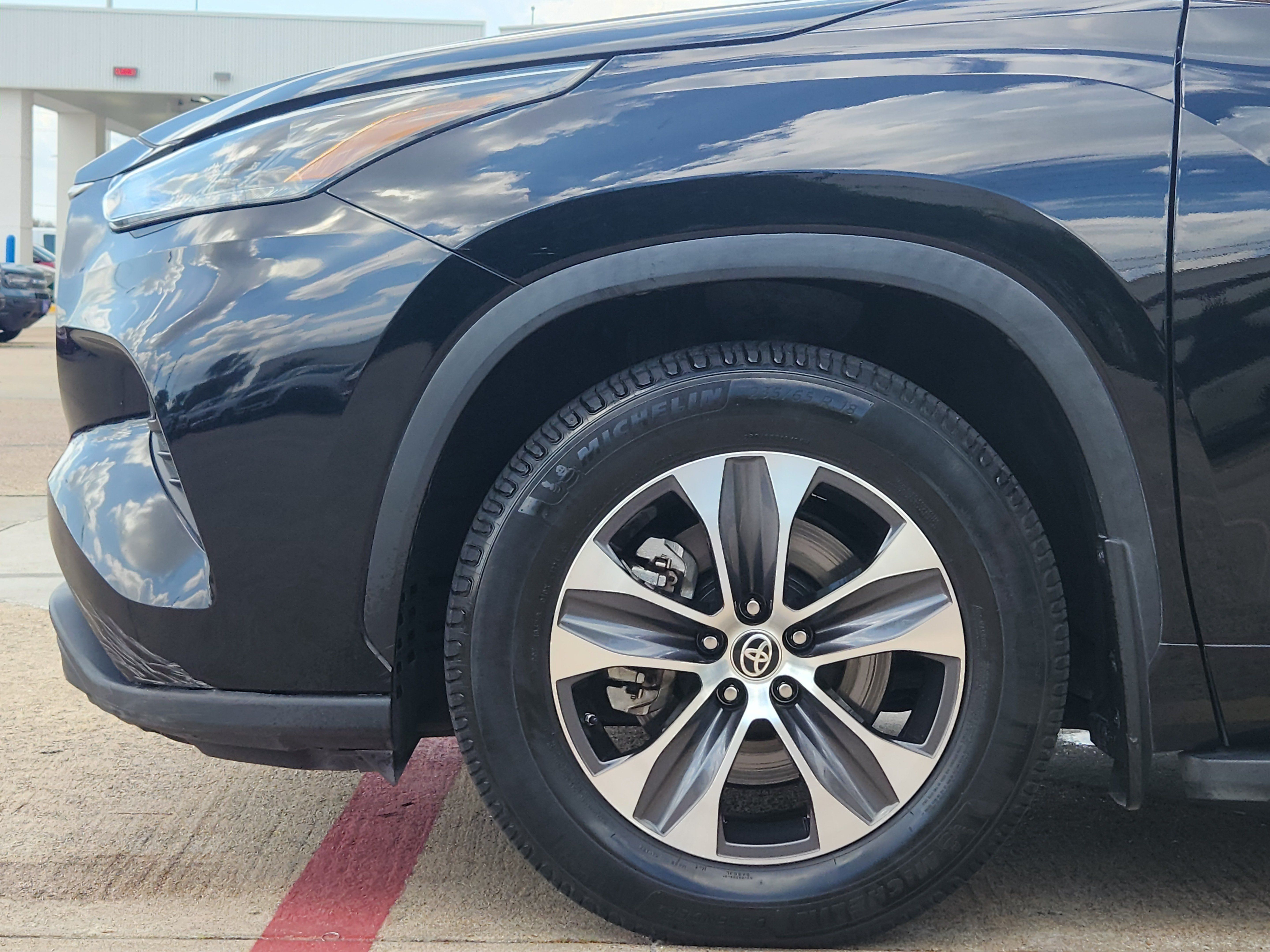 Used 2022 Toyota Highlander XLE FWD image 5