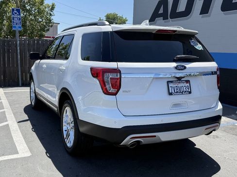 Used 2017 Ford Explorer XLT w/ Equipment Group 202A FWD image 4