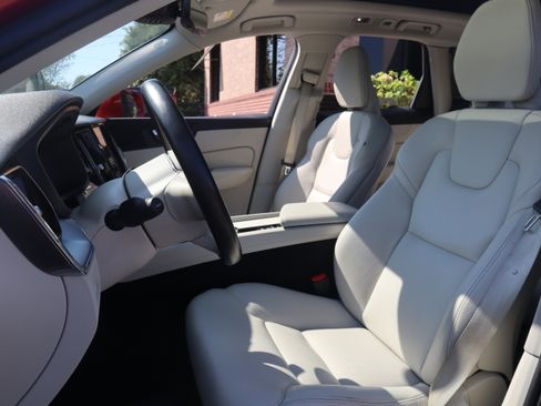 Used 2020 Volvo XC60 T5 Momentum image 28