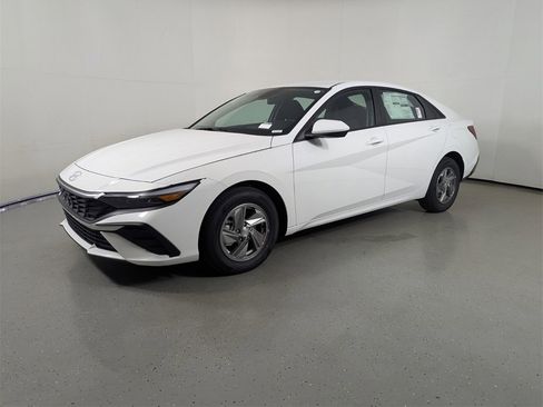 New 2025 Hyundai Elantra SE image 3