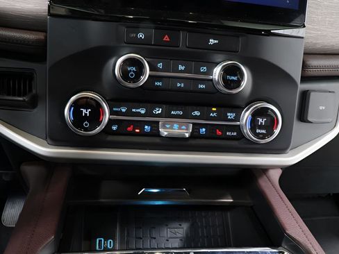 Used 2024 Ford Expedition Limited image 10