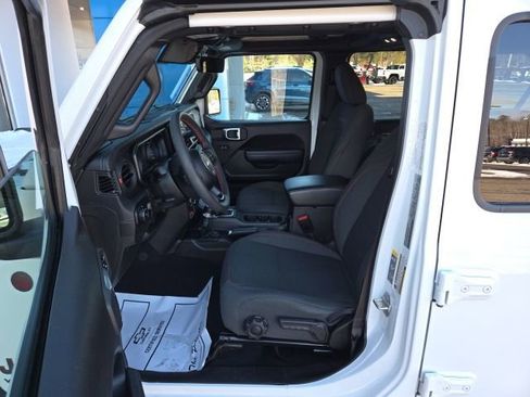 Used 2024 Jeep Wrangler Unlimited Rubicon w/ XTREMEE 35" Tire Package image 19