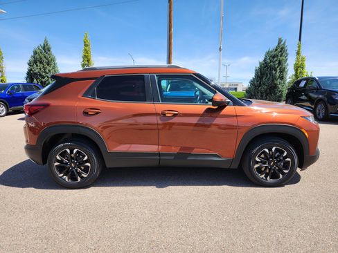 Used 2021 Chevrolet TrailBlazer LT w/ Premium Seating Package AWD/4WD image 2